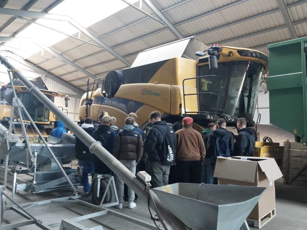 grupa studentów w kurtkach na polu