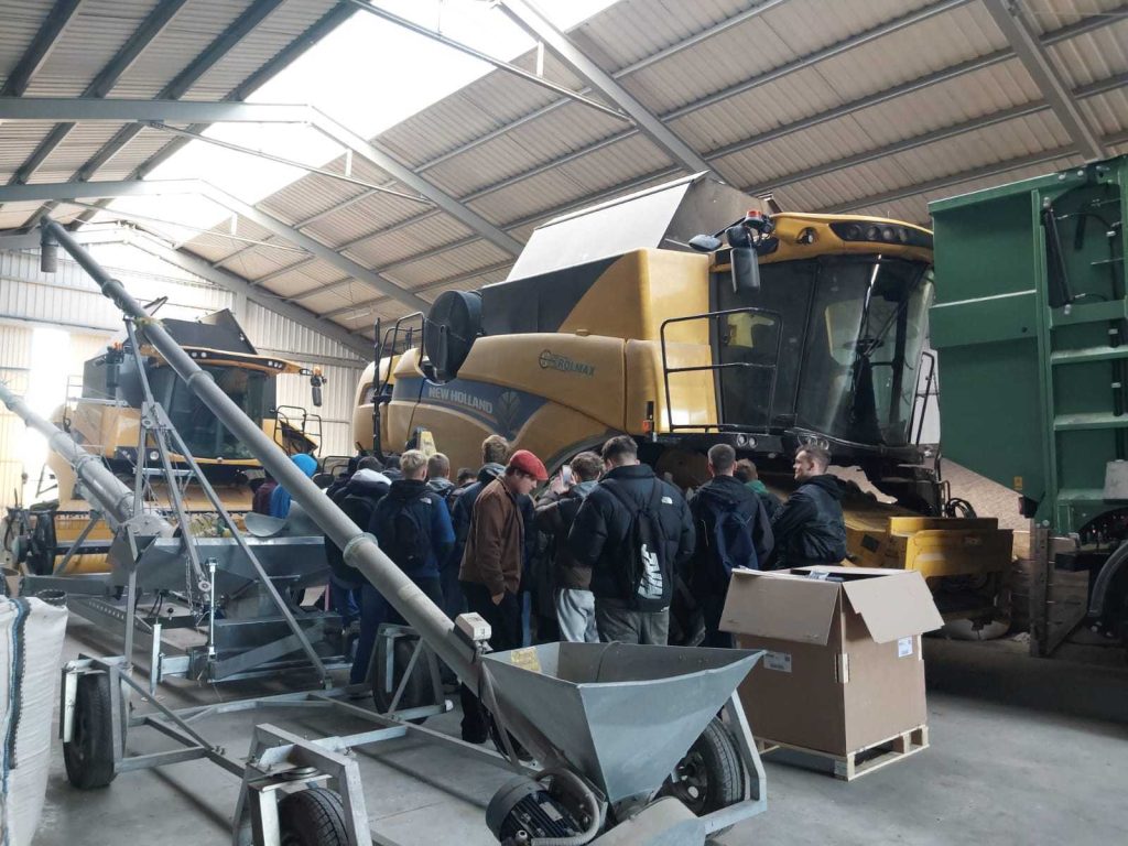 grupa studentów w kurtkach na polu