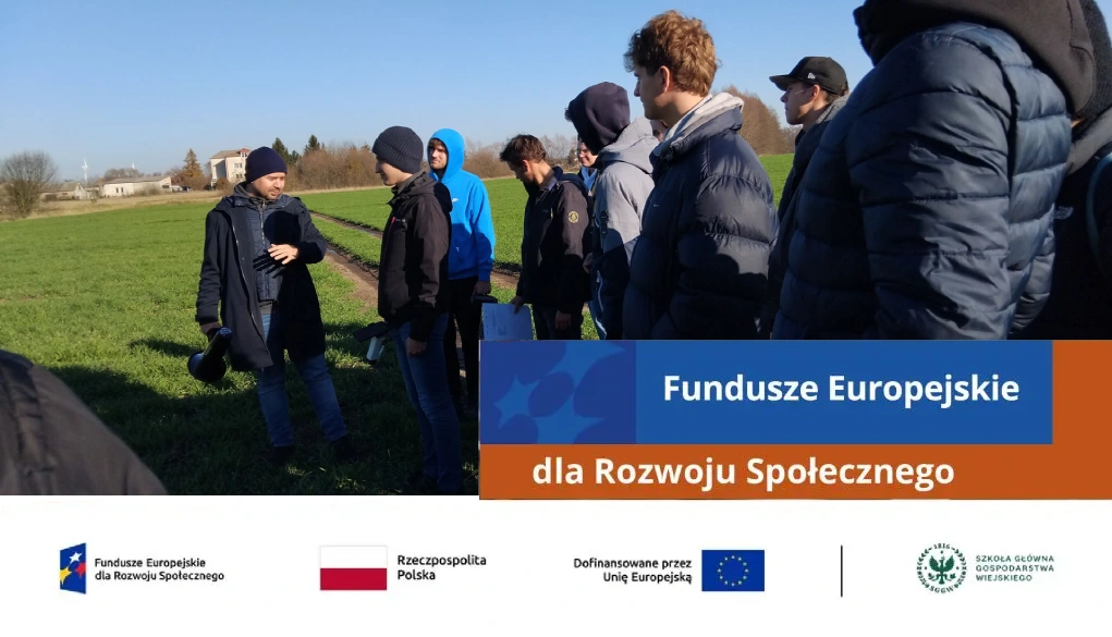 grupa studentów w kurtkach na polu